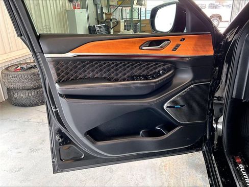 Used 2023 Jeep Grand Cherokee Summit image 9