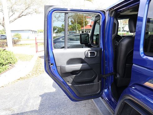 Used 2019 Jeep Wrangler Unlimited Sahara image 21