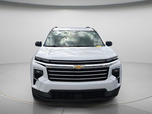 Used 2025 Chevrolet Traverse LT w/ Sun and Wheel Package FWD image 3