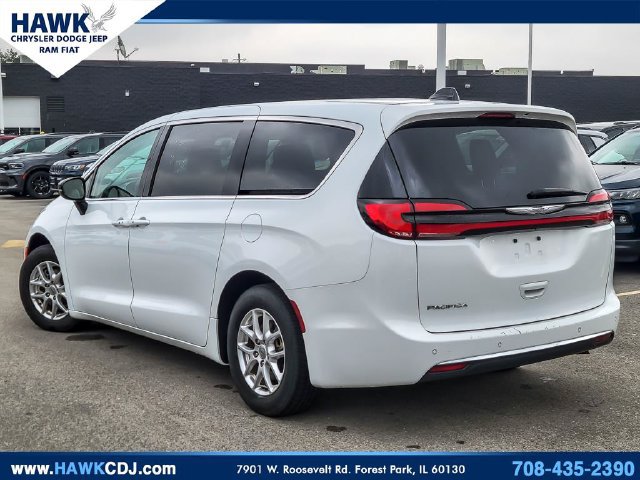 Used 2024 Chrysler Pacifica Touring-L FWD image 7