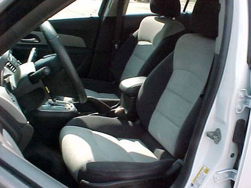 Used 2013 Chevrolet Cruze LS FWD image 16