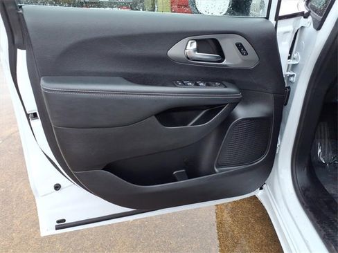 Used 2025 Chrysler Pacifica Select image 21