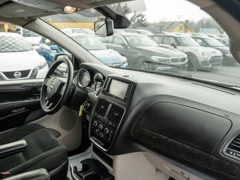 Used 2019 Dodge Grand Caravan SE w/ UConnect Hands-Free Group image 14