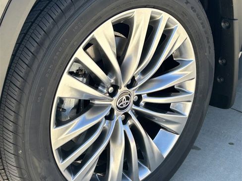 Used 2023 Toyota Highlander Platinum image 9