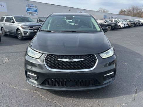 Used 2023 Chrysler Pacifica Touring-L image 2