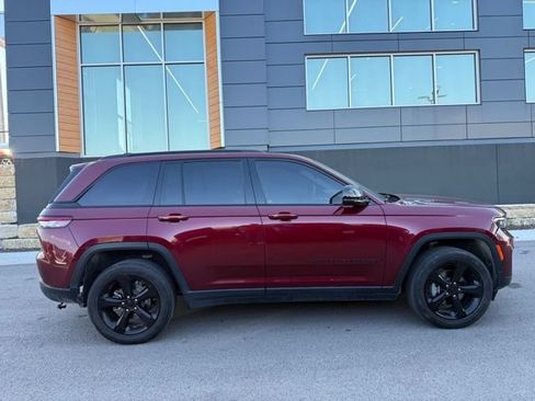 Used 2023 Jeep Grand Cherokee Altitude AWD/4WD image 2