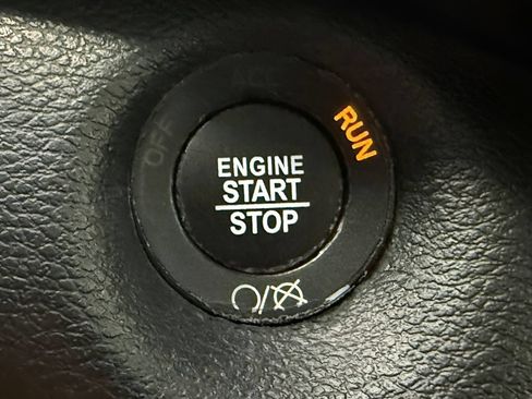 Used 2020 Jeep Cherokee Limited w/ Technology Group FWD image 24