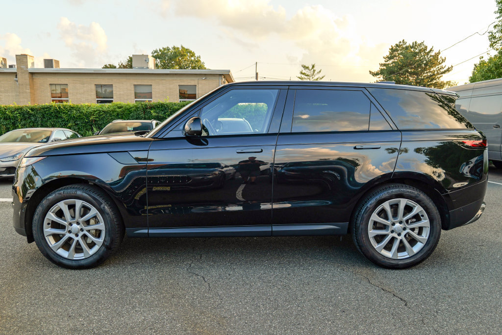 Used 2025 Land Rover Range Rover Sport SE AWD/4WD image 4