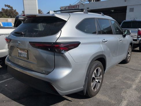 Certified 2024 Toyota Highlander XLE FWD image 2