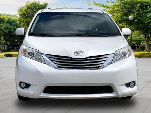 Used 2015 Toyota Sienna XLE Premium FWD image 2