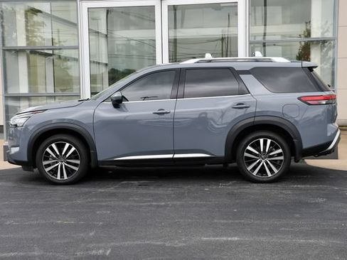 Used 2025 Nissan Pathfinder Platinum AWD/4WD image 11