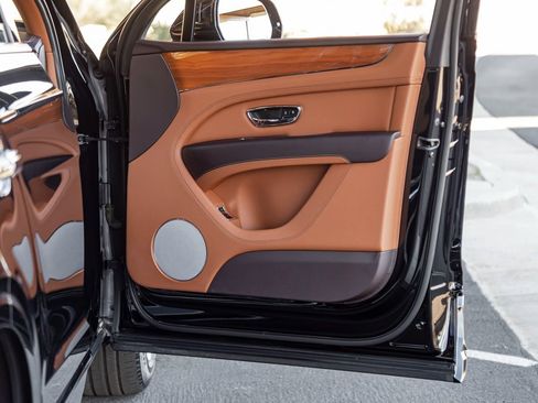 Used 2022 Bentley Bentayga image 28