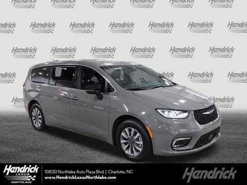 Used 2025 Chrysler Pacifica Select image 1