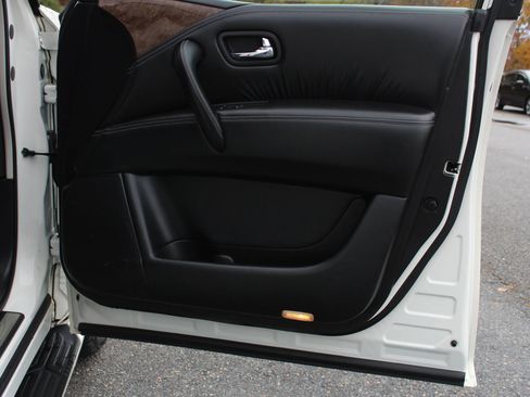 Used 2017 INFINITI QX80 4WD w/ Driver Assistance Package image 19