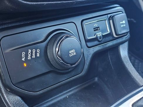 Used 2018 Jeep Renegade Latitude w/ Cold Weather Group AWD/4WD image 29