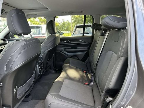Used 2023 Jeep Grand Cherokee Laredo X AWD/4WD image 7