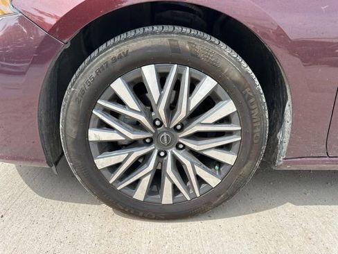 Used 2025 Nissan Altima 2.5 SV FWD image 2
