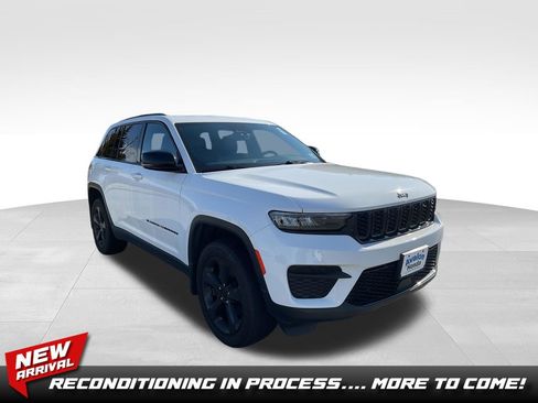 Used 2023 Jeep Grand Cherokee Altitude image 1