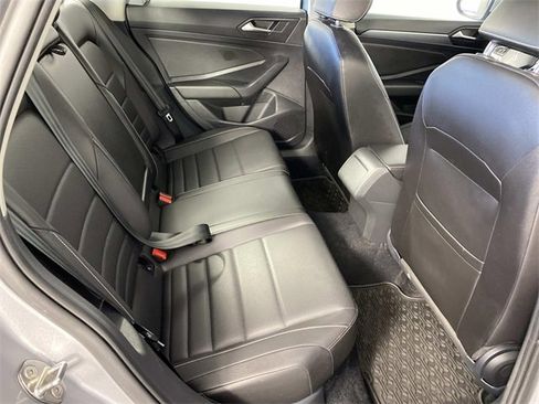 Used 2022 Volkswagen Jetta SE w/ Panoramic Sunroof Package image 12