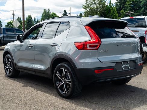 Used 2024 Volvo XC40 B5 Core AWD/4WD image 3
