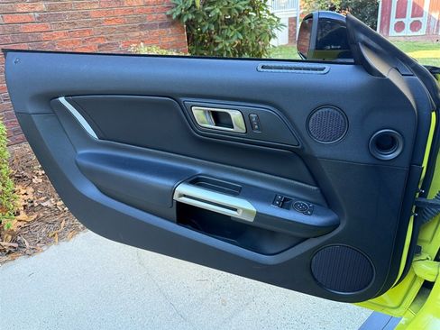 Used 2021 Ford Mustang Shelby GT500 w/ Carbon Fiber Track Pack image 54