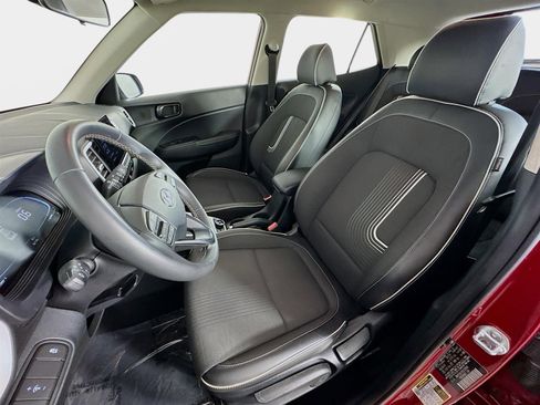 Used 2024 Hyundai Venue Limited image 12
