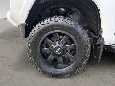 Used 2017 Toyota Tacoma TRD Sport w/ Tow Package (A/T) AWD/4WD image 14