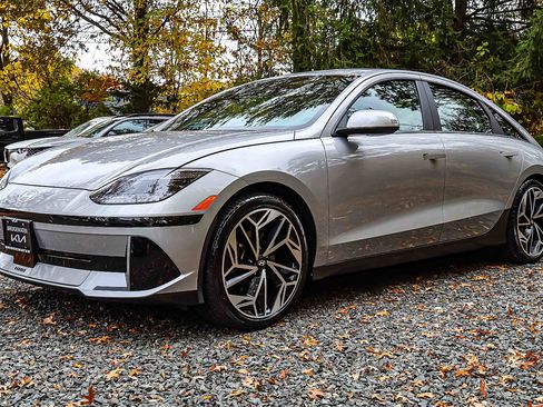 Used 2023 Hyundai Ioniq 6 SEL image 3