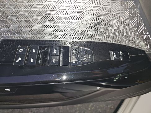 Certified 2023 BMW 760i xDrive w/ Executive Package image 29