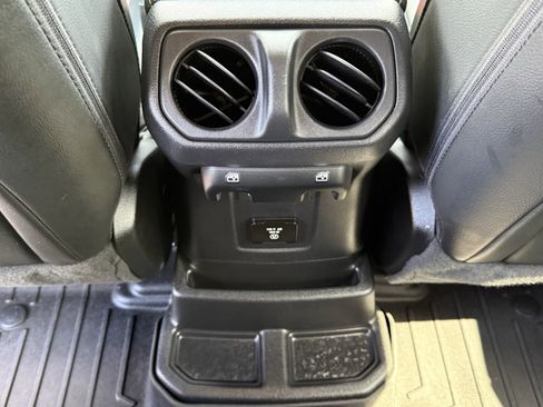 Used 2022 Jeep Wrangler Unlimited Sahara w/ Cold Weather Group AWD/4WD image 17
