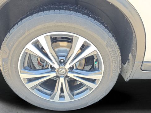 Used 2018 Nissan Rogue SL w/ Premium Package FWD image 17