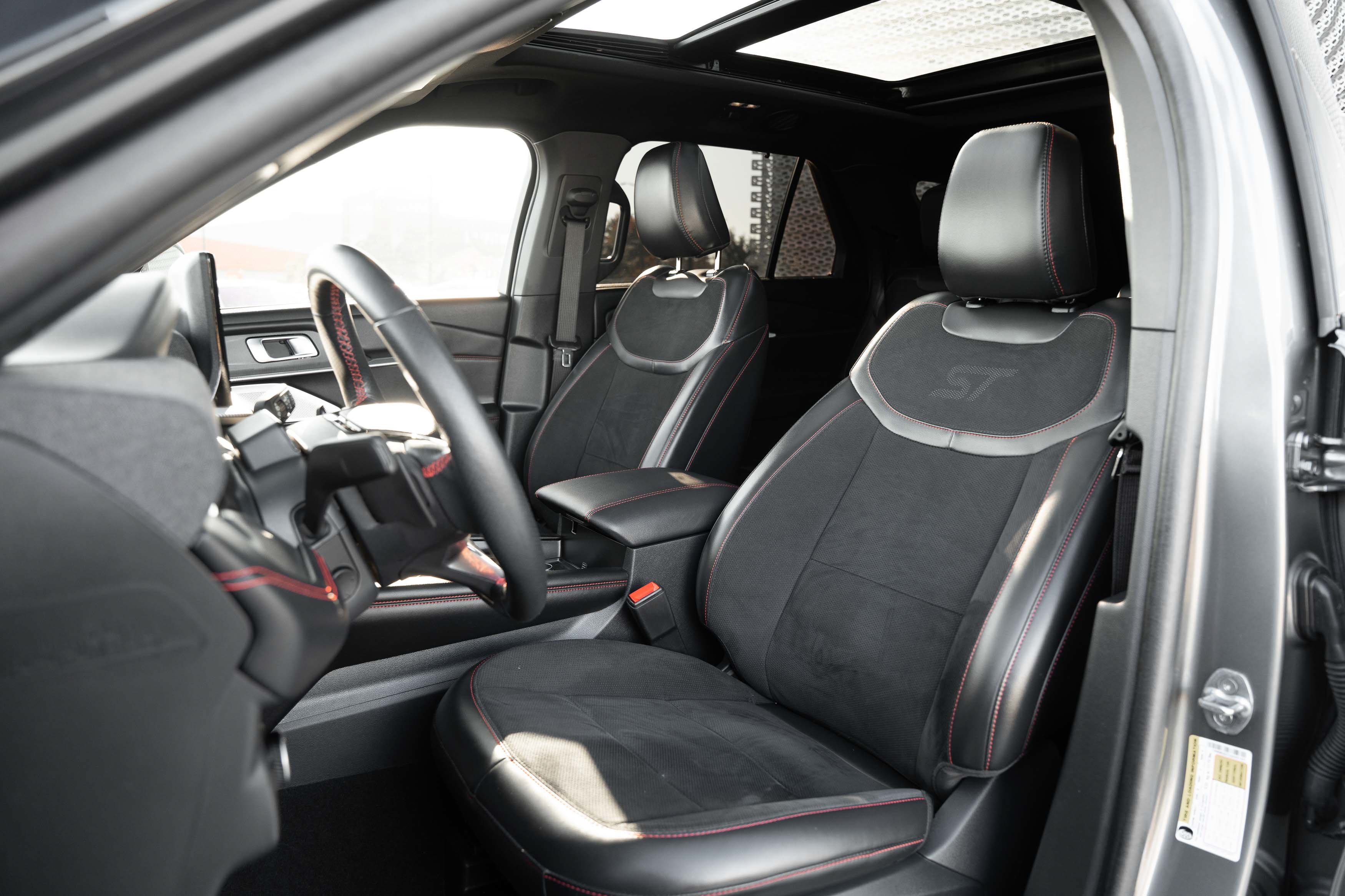 Used 2025 Ford Explorer ST AWD/4WD image 19