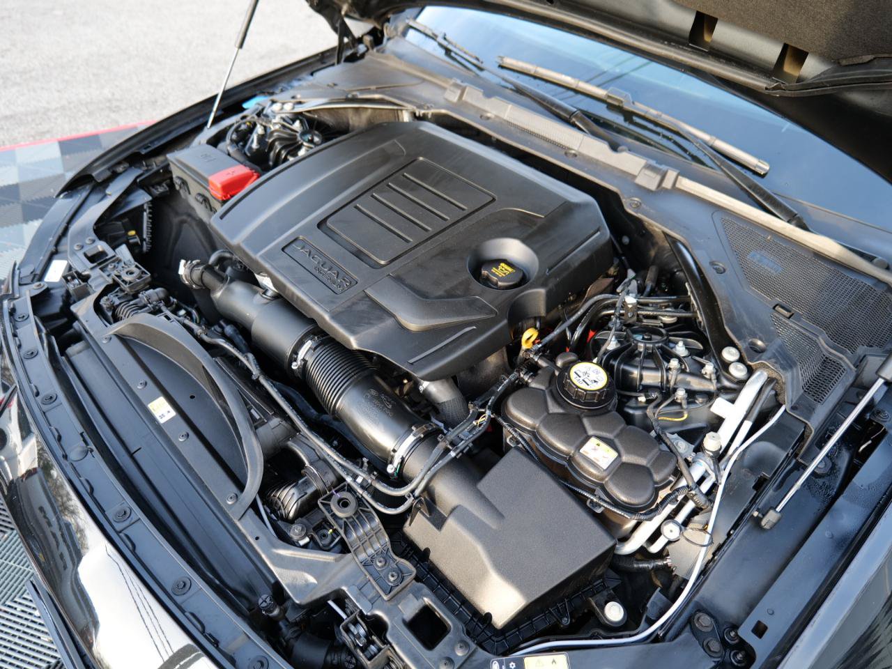 Used 2024 Jaguar XF R-Dynamic SE AWD/4WD image 56