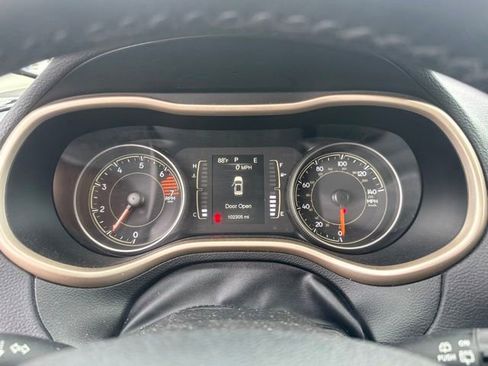Used 2018 Jeep Cherokee Latitude w/ Altitude Package FWD image 14