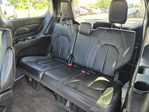Used 2022 Chrysler Pacifica Touring-L w/ S Appearance Package FWD image 11
