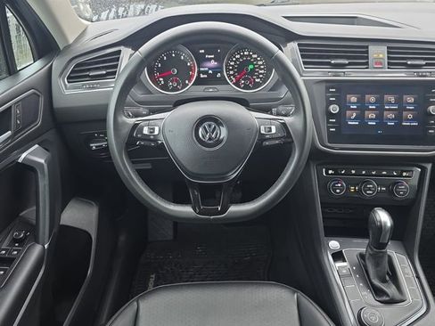 Used 2020 Volkswagen Tiguan SE w/ Panoramic Sunroof Package image 18