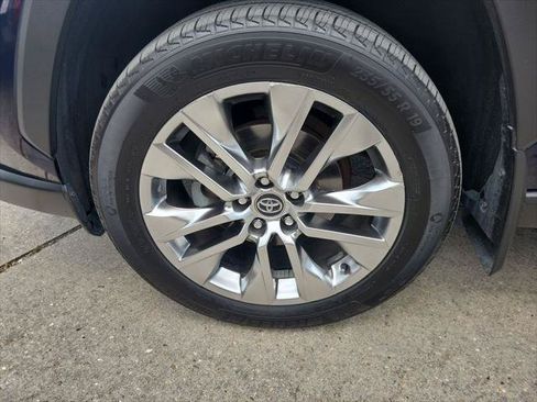 Certified 2021 Toyota RAV4 XLE Premium FWD image 28