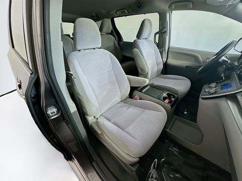 Used 2020 Toyota Sienna LE w/ LE Preferred Package FWD image 28