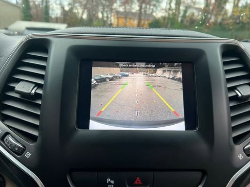 Used 2019 Jeep Cherokee Latitude w/ Popular Appearance Group image 24