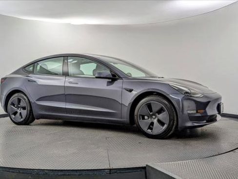 Used 2023 Tesla Model 3 Standard Range image 9