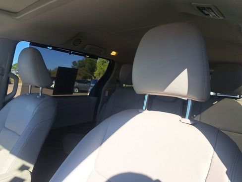 Used 2020 Toyota Sienna Limited image 16