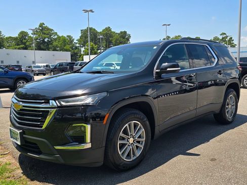 Certified 2023 Chevrolet Traverse LT FWD image 1