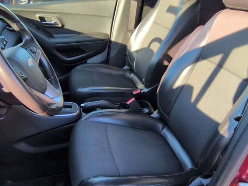 Used 2022 Chevrolet Trax LT w/ LT Convenience Package image 15