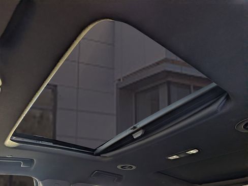 Used 2024 Buick Enclave Avenir image 16