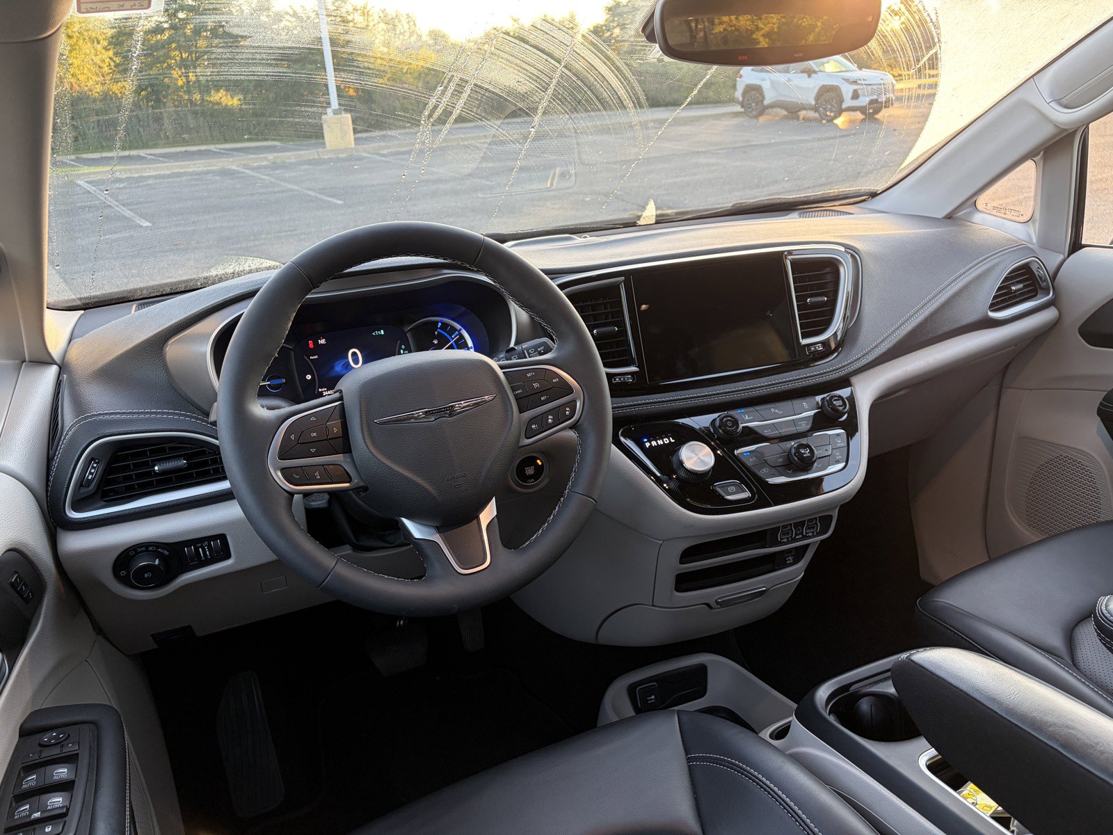 Used 2024 Chrysler Pacifica Limited w/ Uconnect Theater Family Group FWD image 10