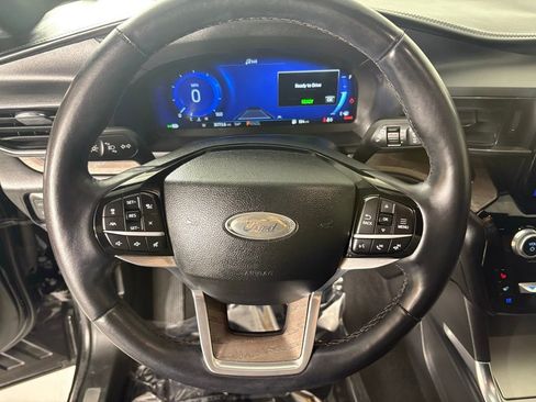 Used 2022 Ford Explorer Platinum w/ Premium Technology Package image 22