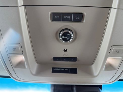 Used 2018 Chevrolet Suburban LT image 31