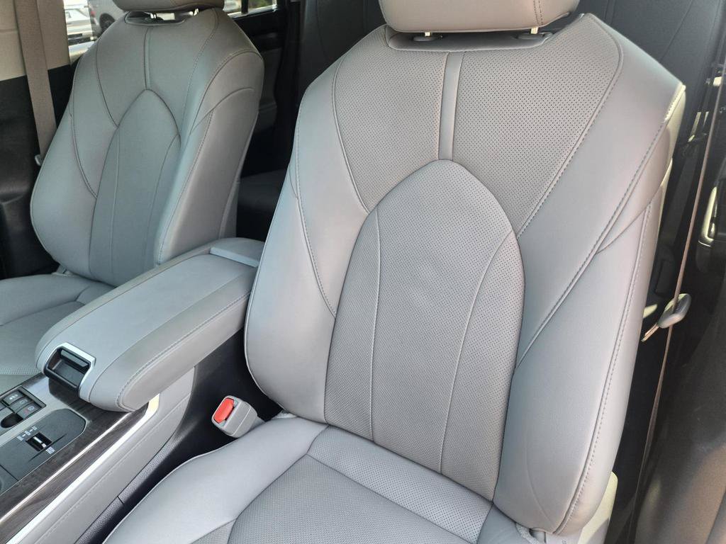 Used 2023 Toyota Highlander Limited FWD image 16