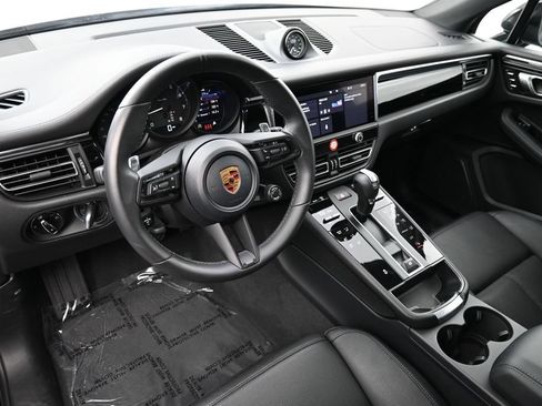 Certified 2026 Porsche Macan AWD/4WD image 4