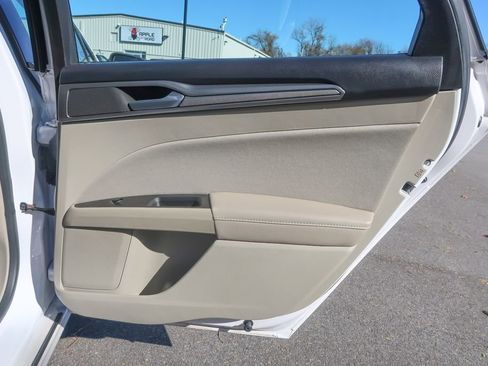 Used 2019 Ford Fusion SE image 18